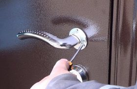 Замена дверной ручки металлической двери в Кушве