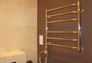 Установка электрического полотенцесушителя в ванной в Кушве