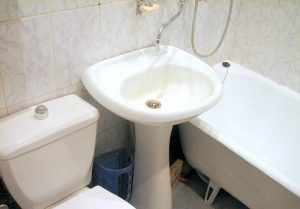 Установка раковины тюльпан в ванной в Кушве